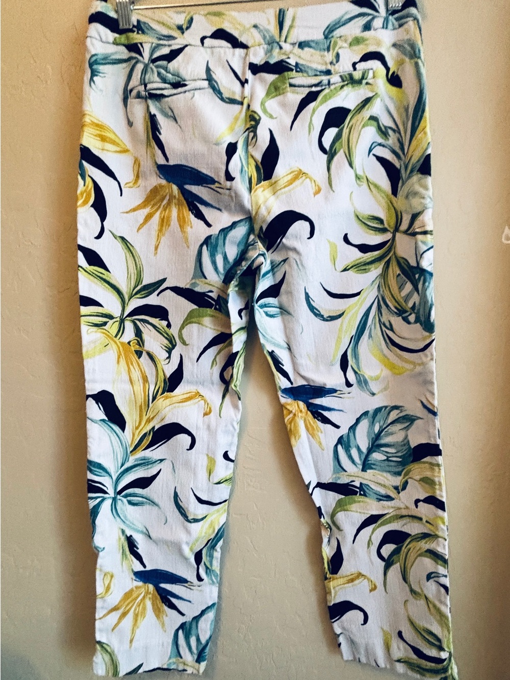Chico's Leaf-Print Cropped Pants - White, Green & Blue Chico’s Size 2 - Picture 2 of 8